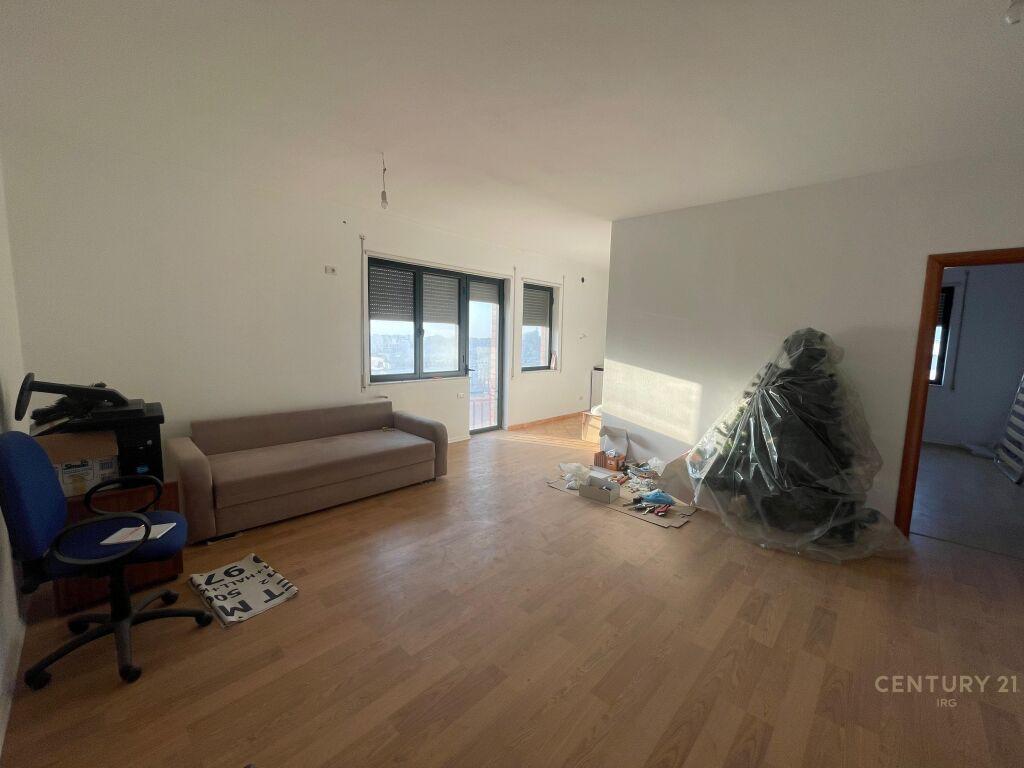 Zyre/ Apartament 2+1 te Mbikalimi i Komunes se Parisit