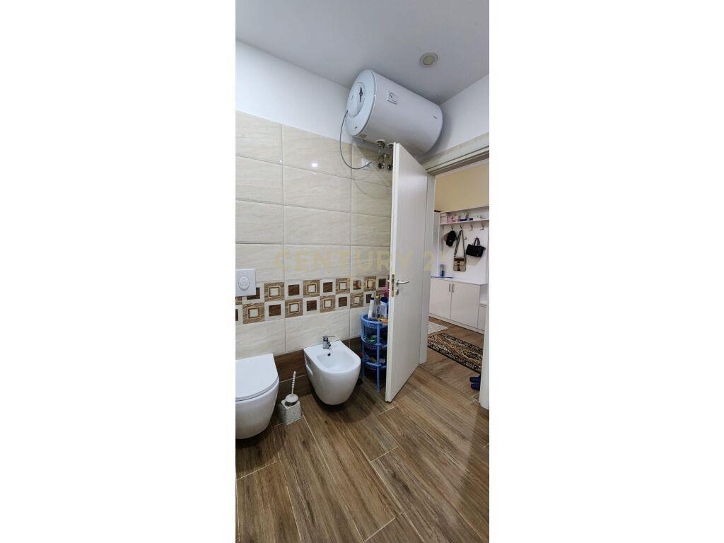 Shitet apartament 2+1 te rruga e re e portit !