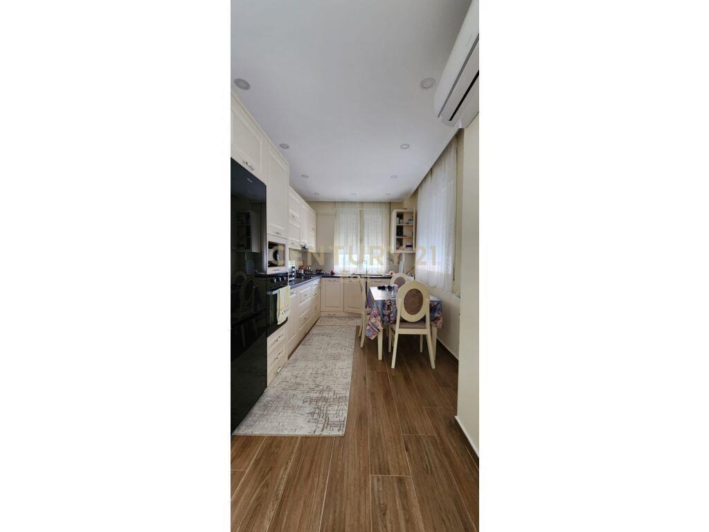 Shitet apartament 2+1 te rruga e re e portit !