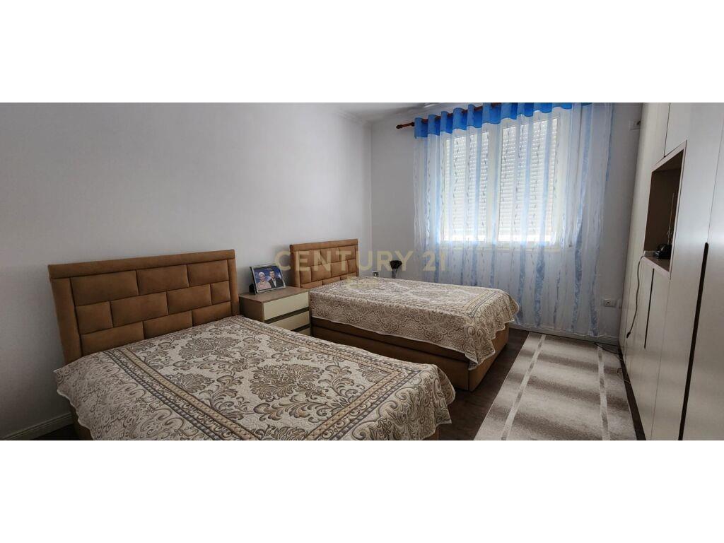 Shitet apartament 2+1 te rruga e re e portit !