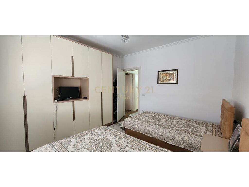 Shitet apartament 2+1 te rruga e re e portit !