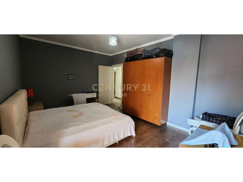 Shitet apartament 2+1 te rruga e re e portit !