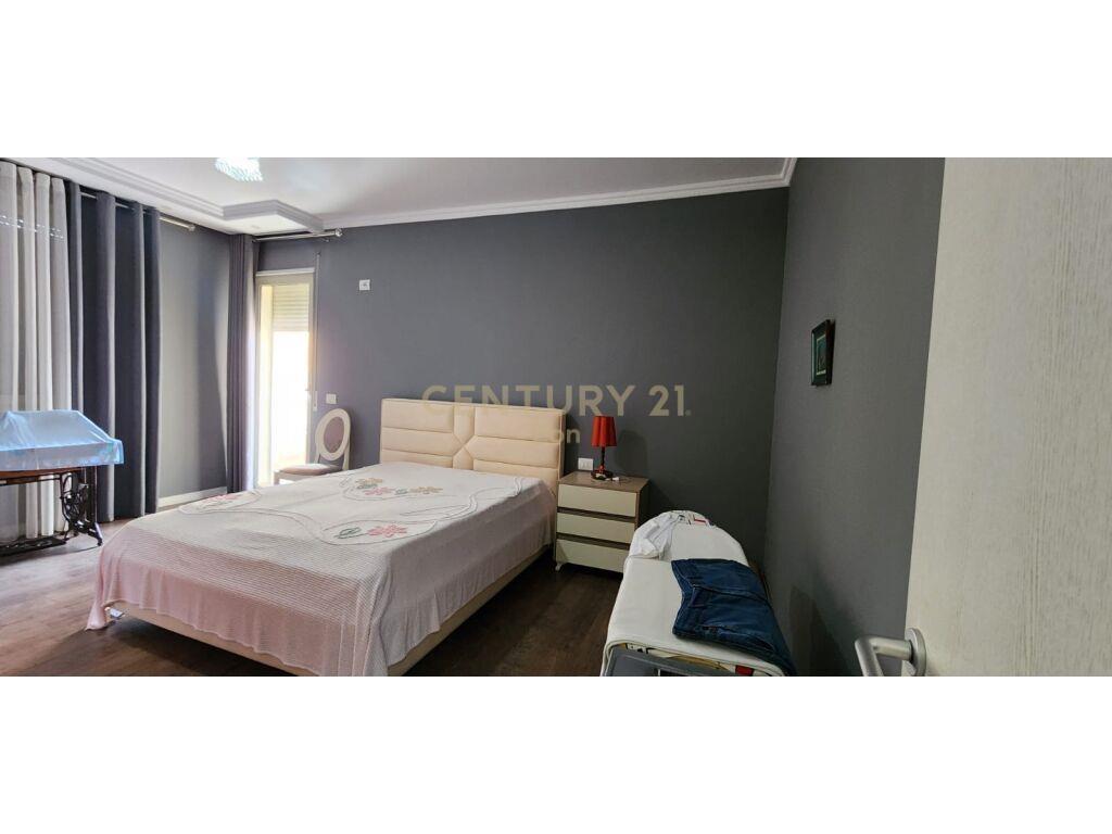 Shitet apartament 2+1 te rruga e re e portit !