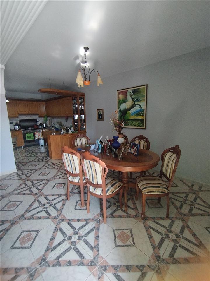 Shitet Apartamenti 3+1 kati i 2 Pran shkolles Andon Xoxa