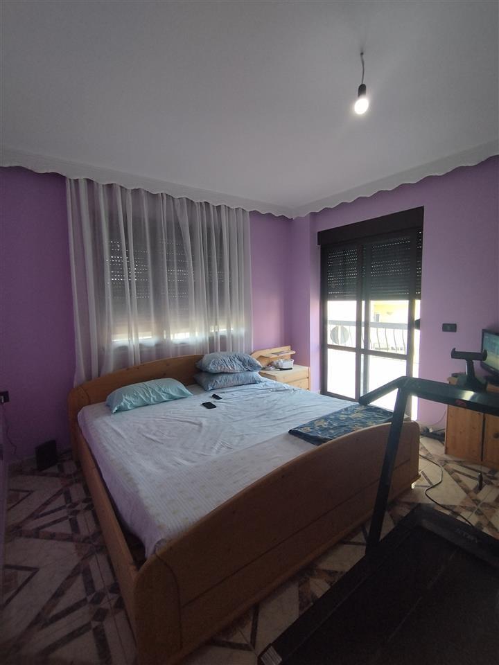 Shitet Apartamenti 3+1 kati i 2 Pran shkolles Andon Xoxa