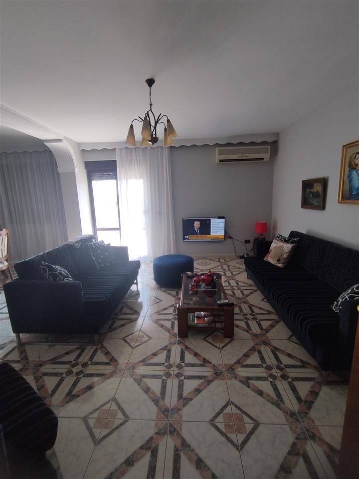 Shitet Apartamenti 3+1 kati i 2 Pran shkolles Andon Xoxa