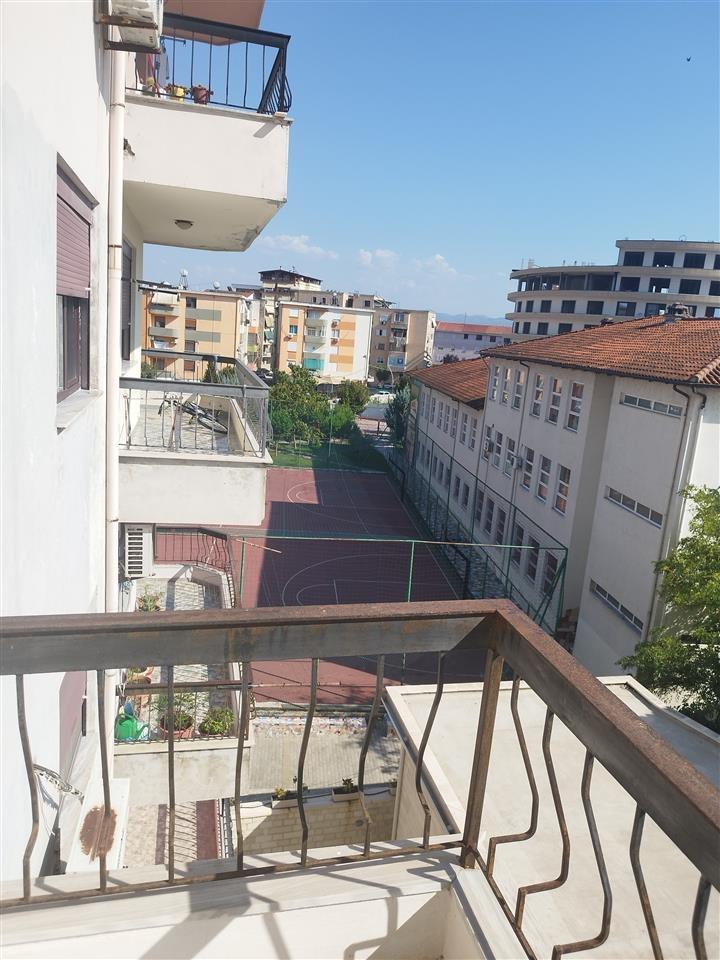 Shitet Apartamenti 3+1 kati i 2 Pran shkolles Andon Xoxa