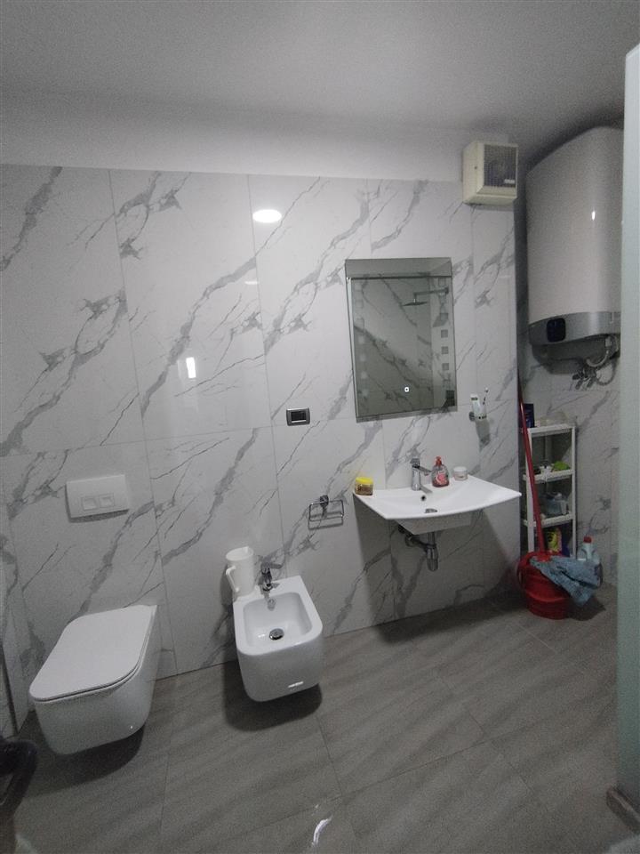 Shitet Apartamenti 3+1 kati i 2 Pran shkolles Andon Xoxa