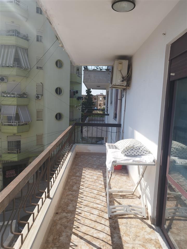 Shitet Apartamenti 3+1 kati i 2 Pran shkolles Andon Xoxa