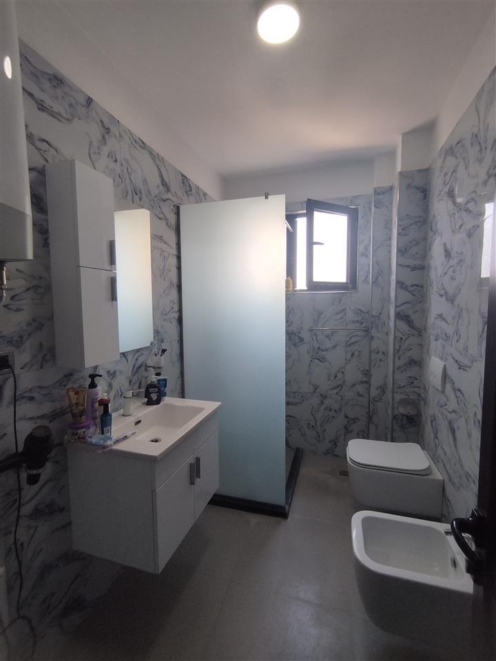 Shitet Apartamenti 3+1 kati i 2 Pran shkolles Andon Xoxa