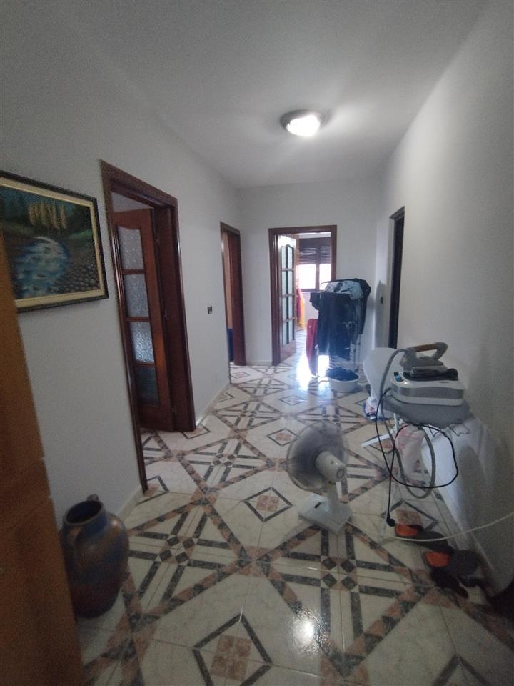 Shitet Apartamenti 3+1 kati i 2 Pran shkolles Andon Xoxa