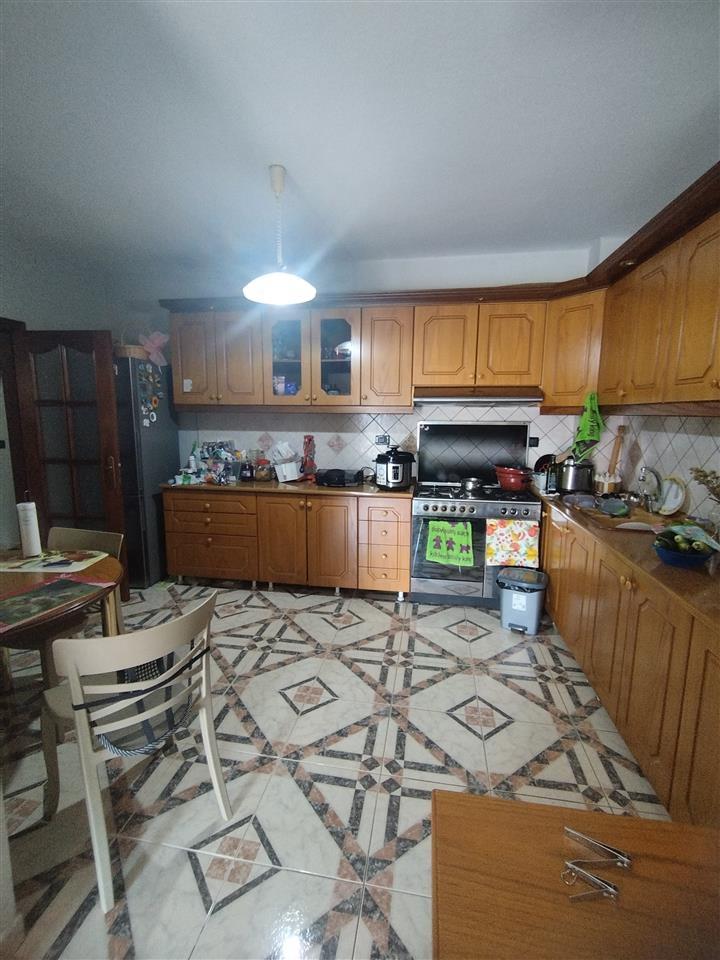 Shitet Apartamenti 3+1 kati i 2 Pran shkolles Andon Xoxa