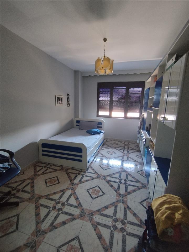 Shitet Apartamenti 3+1 kati i 2 Pran shkolles Andon Xoxa