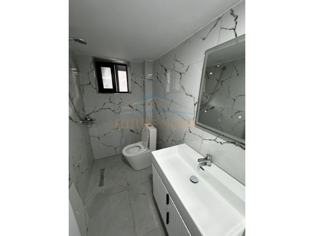 Qera, Ambient per zyra, 21-Dhjetorit, Tirane