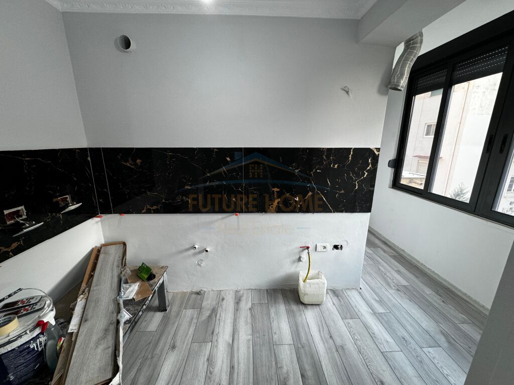 Qera, Ambient per zyra, 21-Dhjetorit, Tirane