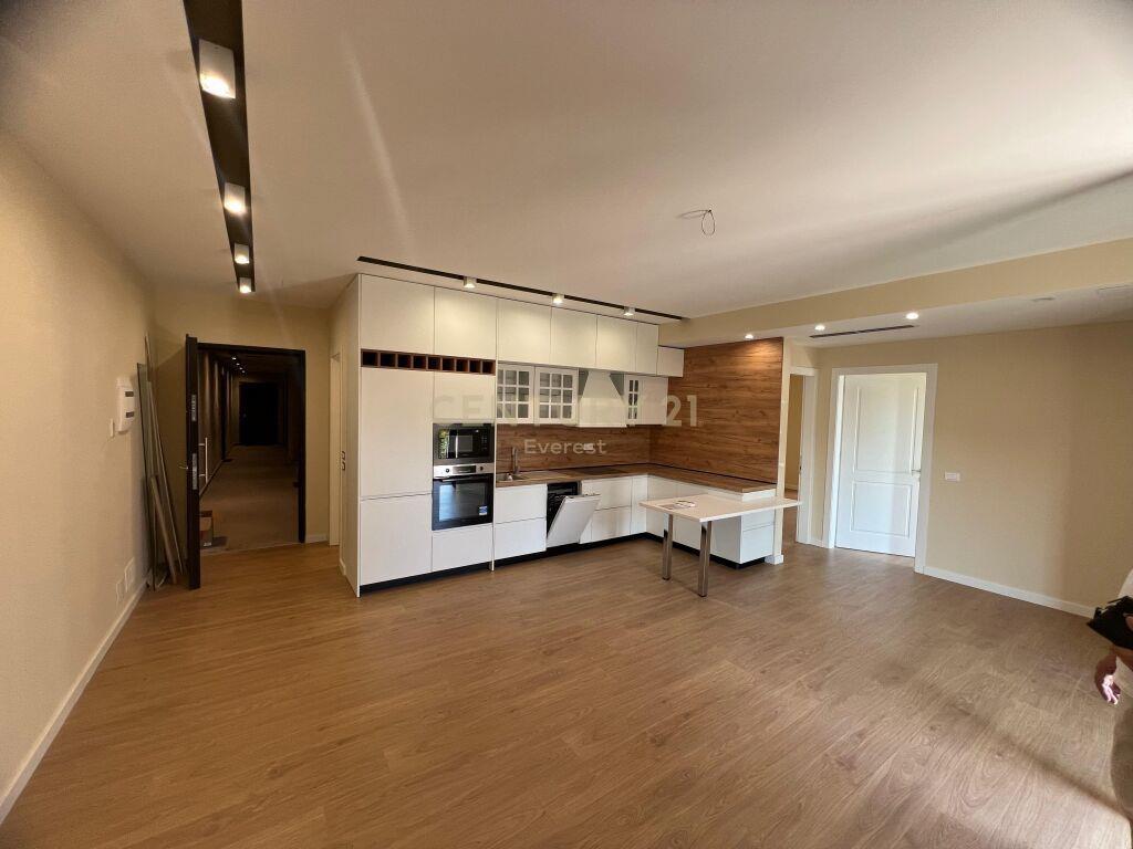 Qira Apartament 2+1+1+Parkim Shkolla e Kuqe €850