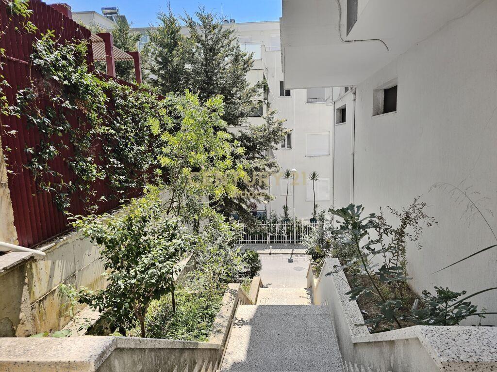 Qira Apartament 3+1+2+Parkim Liqeni i Thate 1200 €