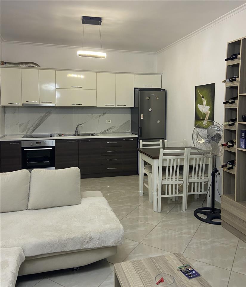 Jepet me qera 1+1 450 euro Astir