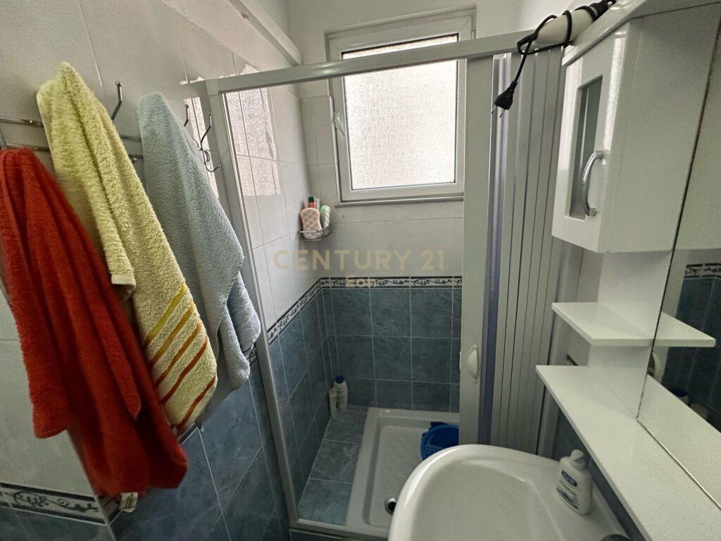 SHESIM APARTAMENT 1+1 NE DURRES PRANE UJSJELLES KANALIZIME!