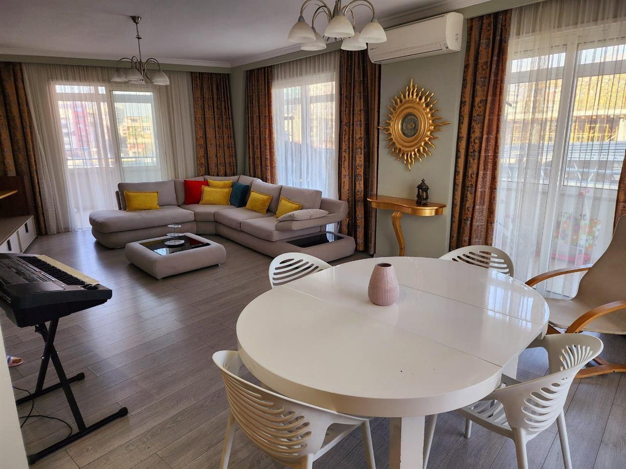 Super Apartament 2+1 me Qira tek Rruga e Portit.