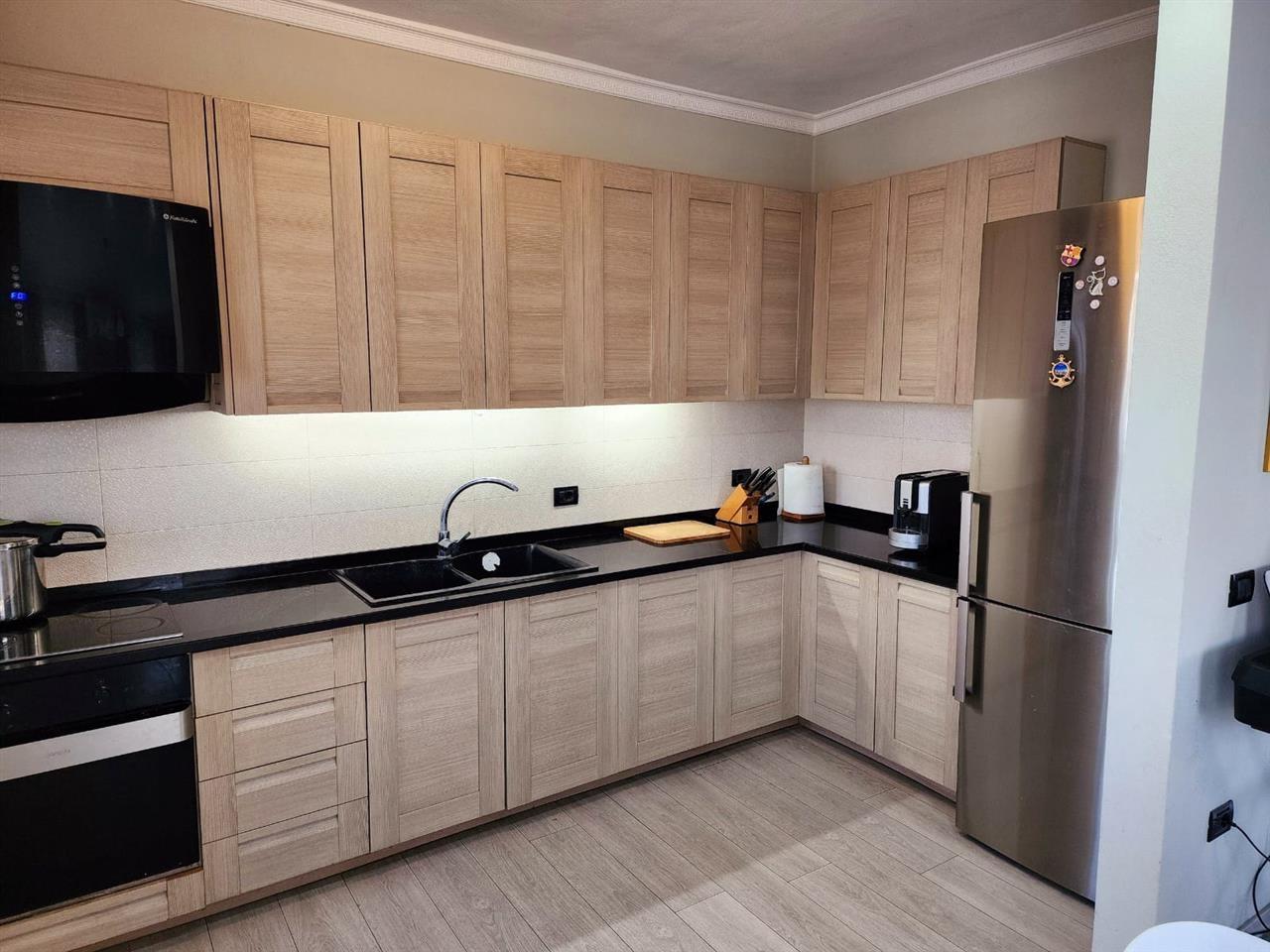 Super Apartament 2+1 me Qira tek Rruga e Portit.