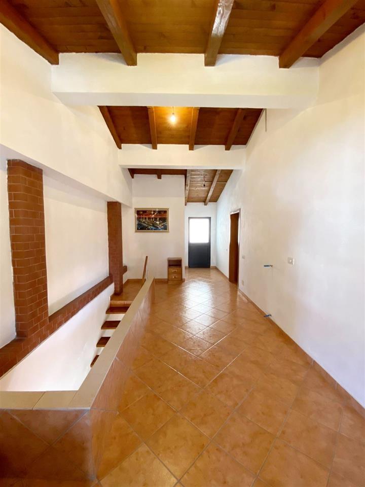 Kavaje,shtepi 3 kateshe ,afer me qendren.