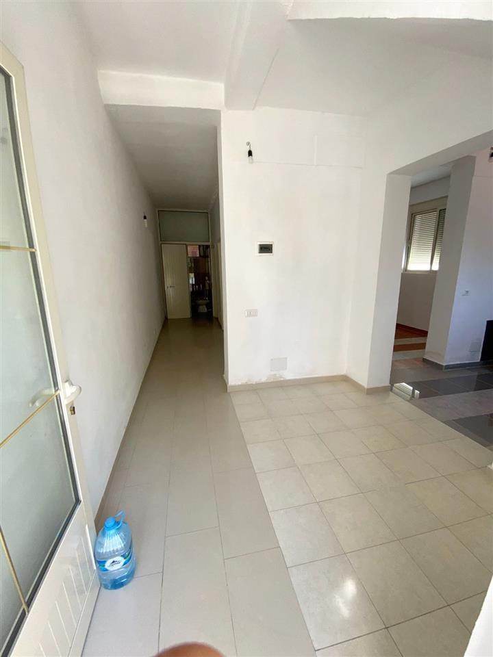 Kavaje,shtepi 3 kateshe ,afer me qendren.