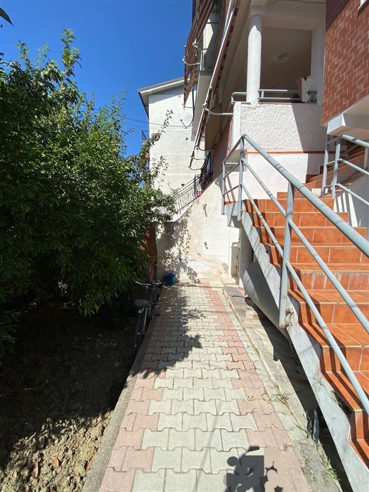 Kavaje,shtepi 3 kateshe ,afer me qendren.