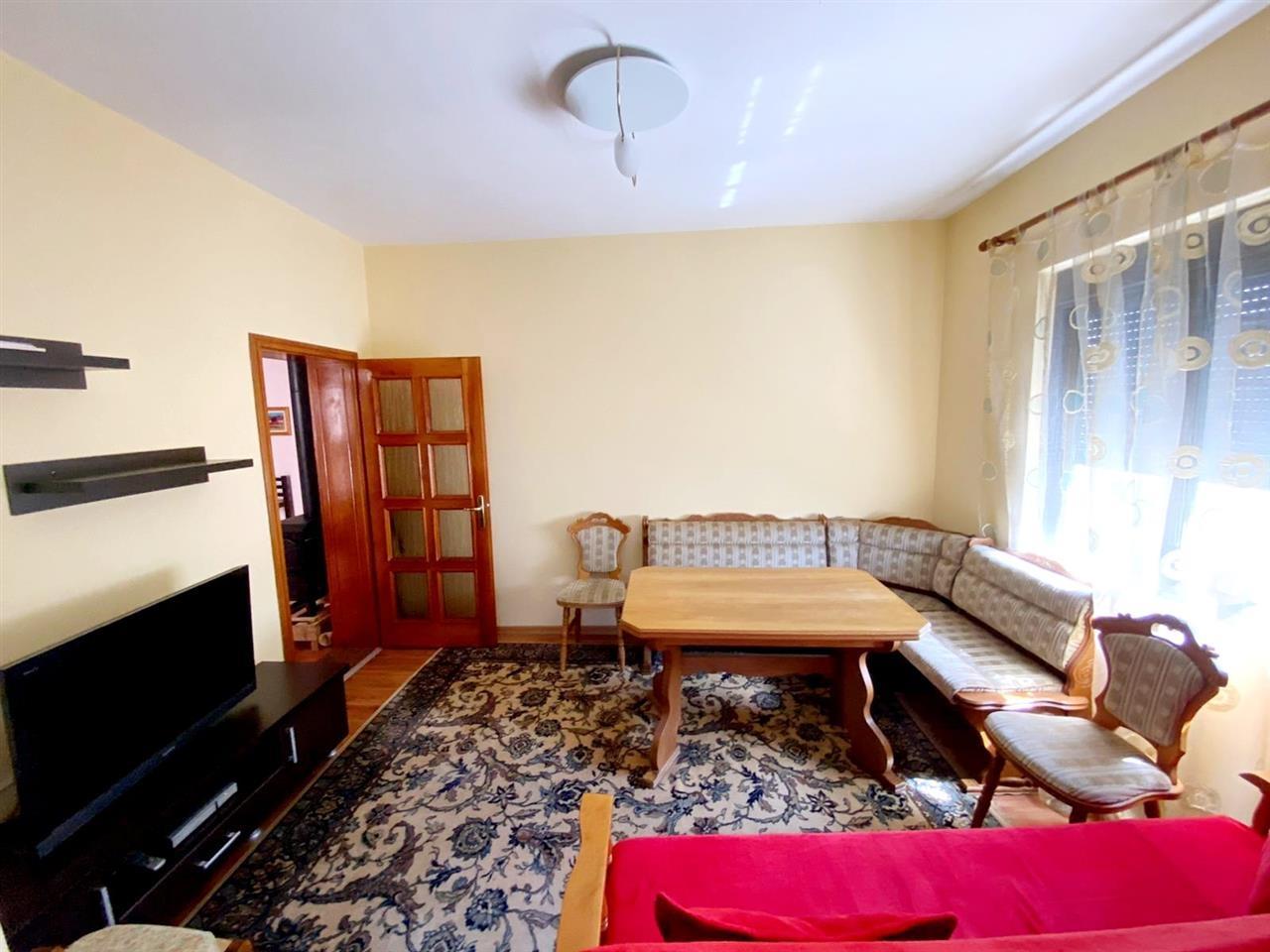 Kavaje,shtepi 3 kateshe ,afer me qendren.