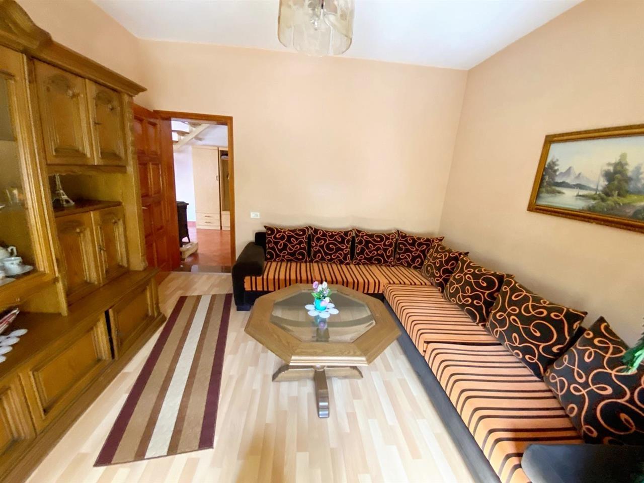 Kavaje,shtepi 3 kateshe ,afer me qendren.