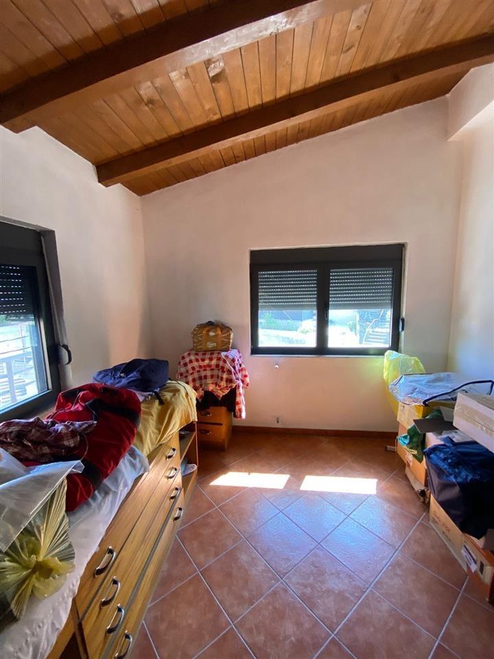 Kavaje,shtepi 3 kateshe ,afer me qendren.