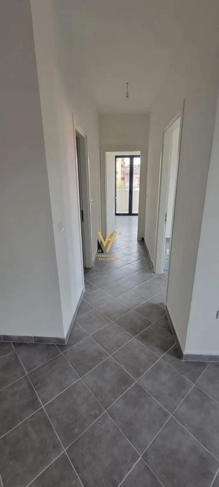 ZYRE TE STACIONI I TRENIT 750 EURO