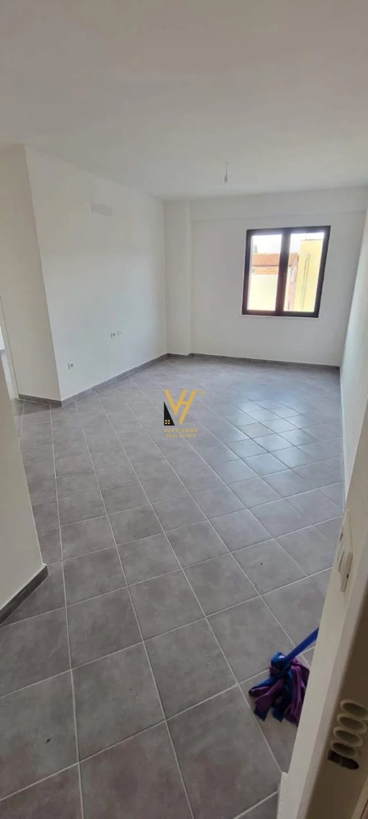 ZYRE TE STACIONI I TRENIT 750 EURO