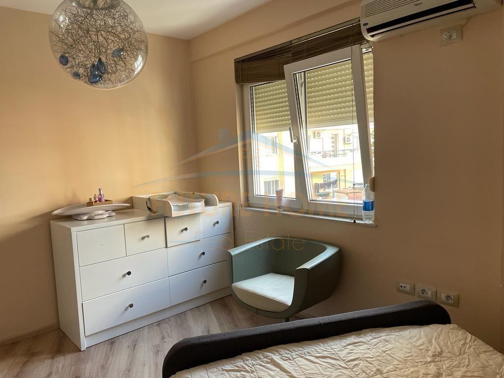 Qera, Apartament 2+1+2+post parkingu Rruga e Barrikadave