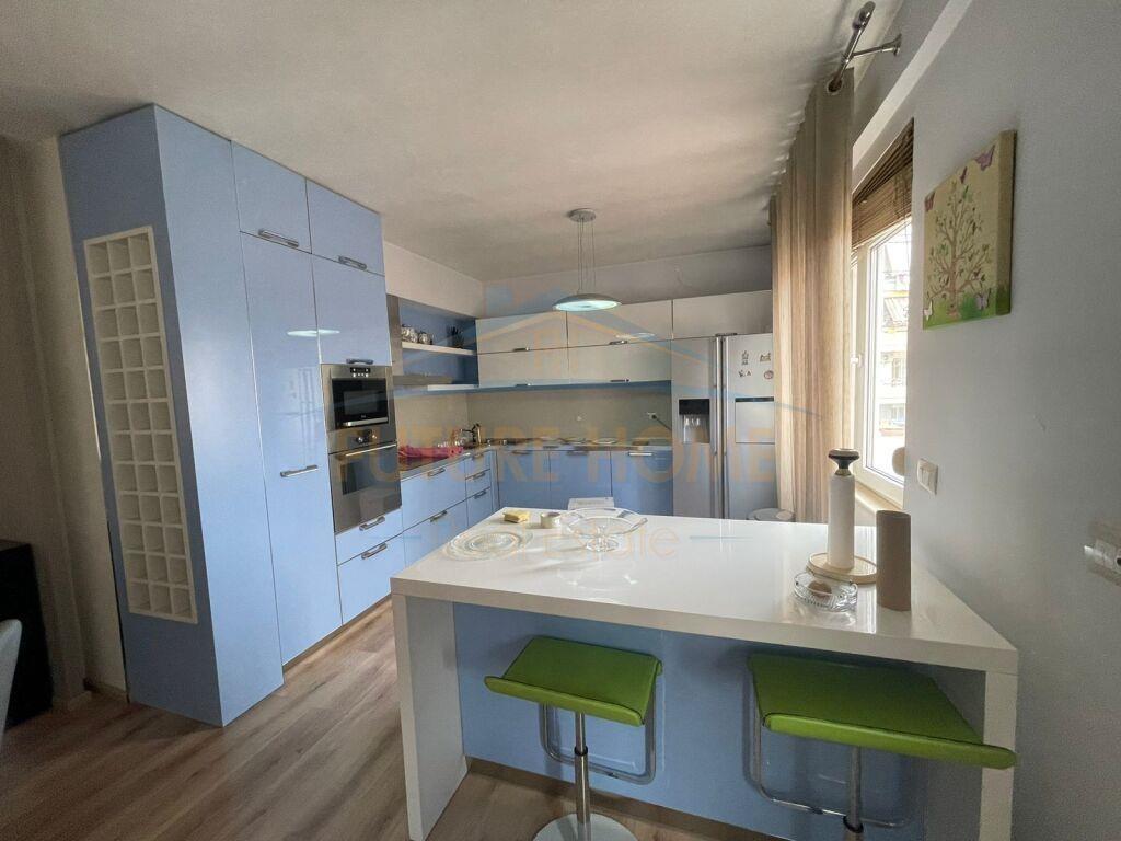 Qera, Apartament 2+1+2+post parkingu Rruga e Barrikadave