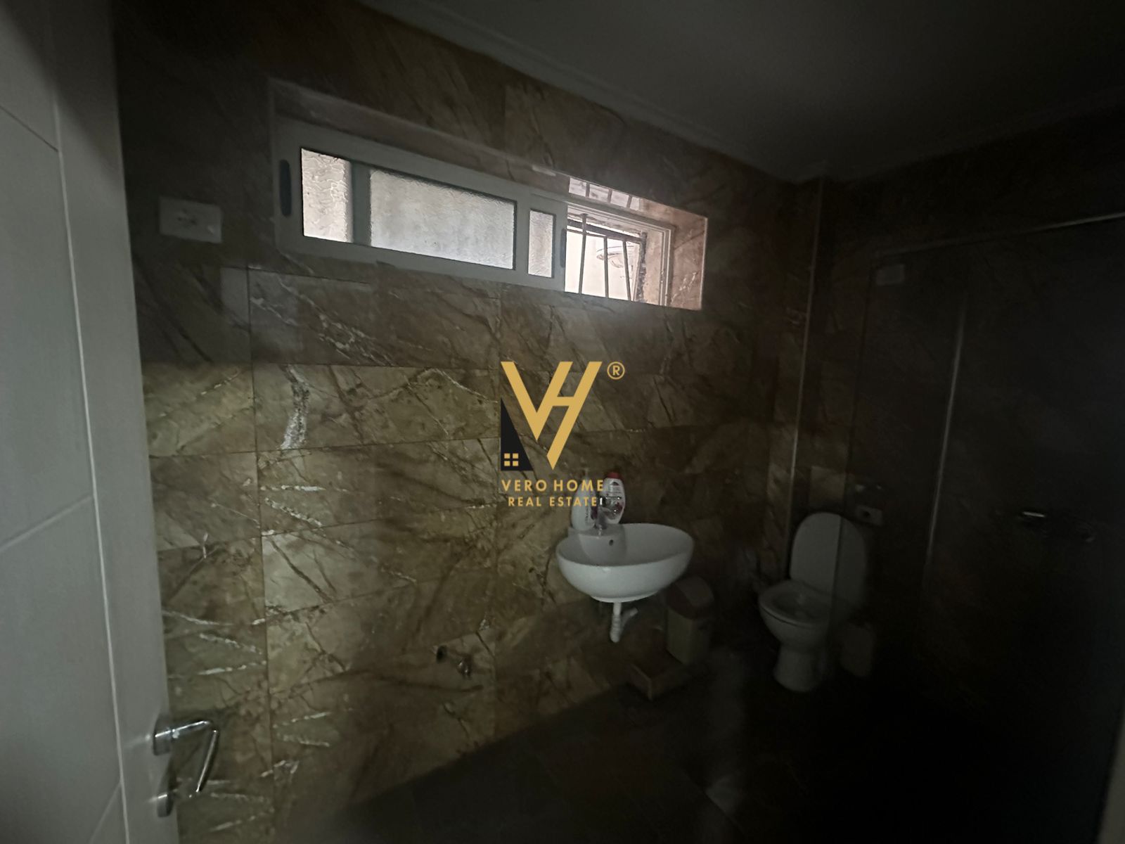 DYQAN 143 M2 ME QERA TE STADIUMI DINAMO 650 EURO