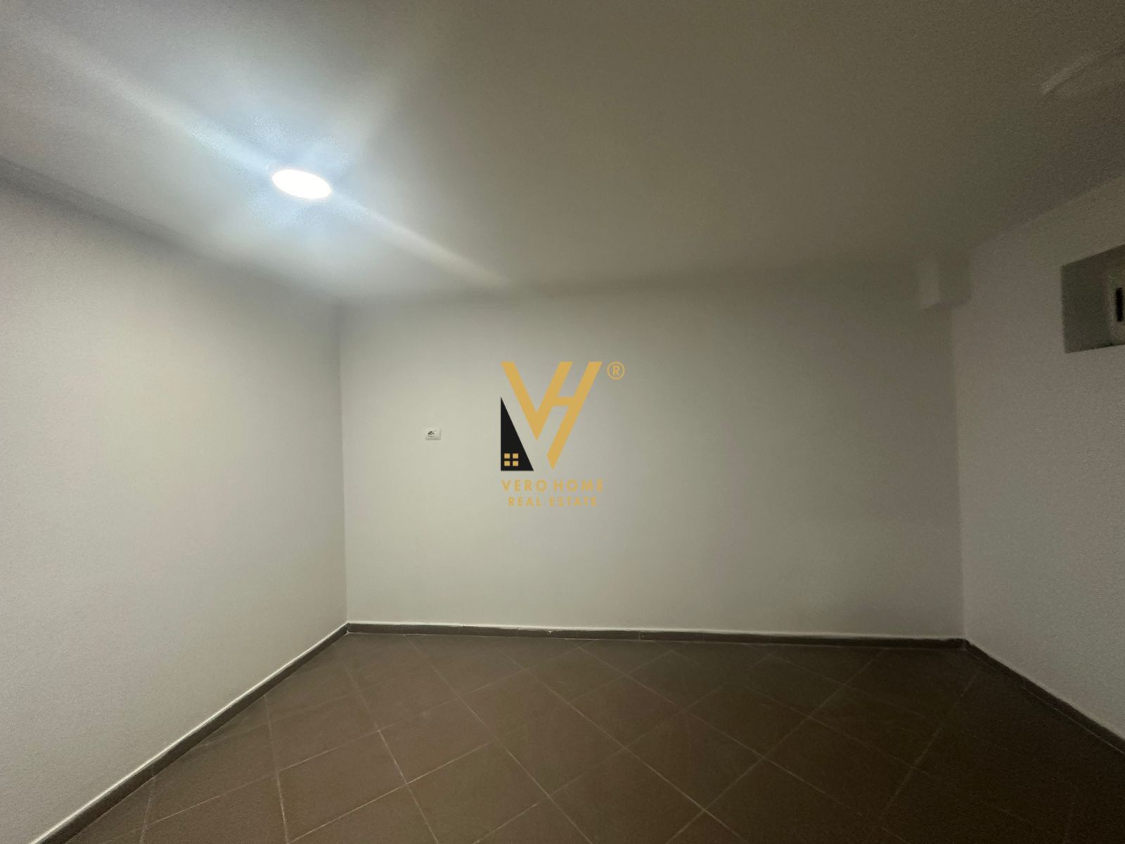 DYQAN 143 M2 ME QERA TE STADIUMI DINAMO 650 EURO