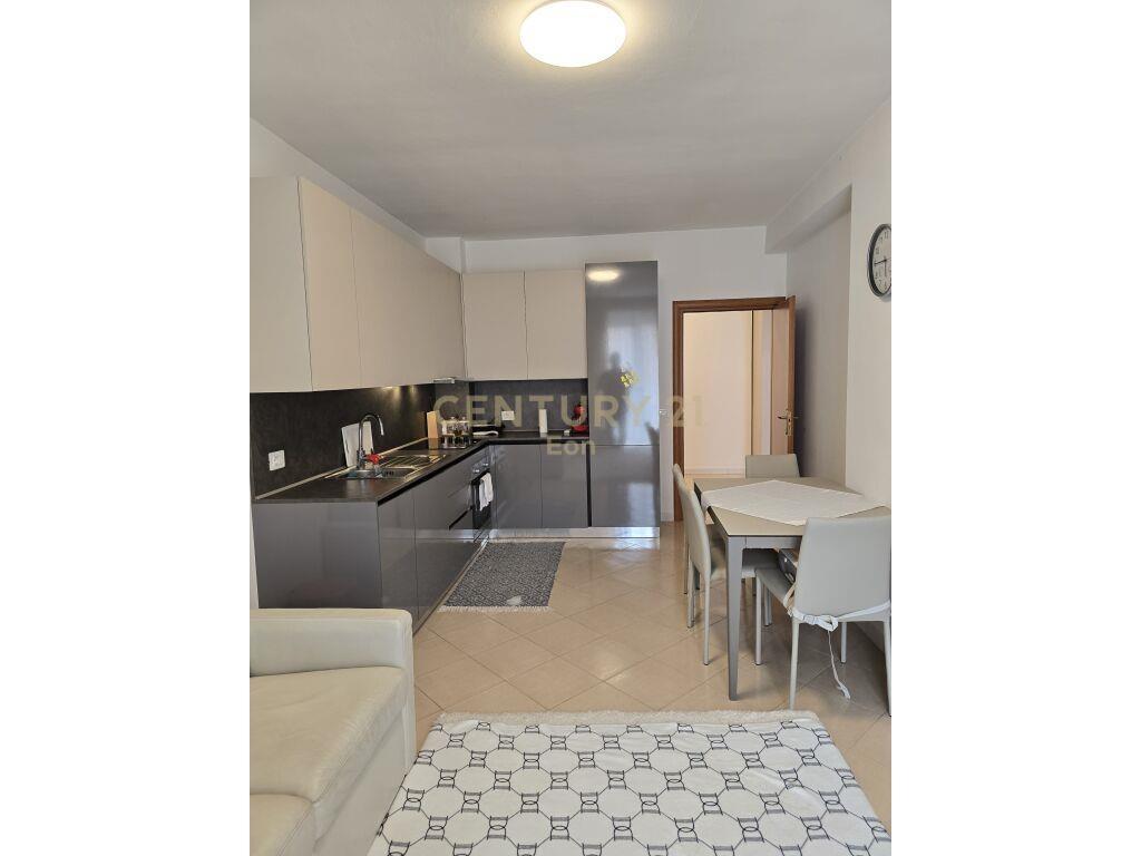 Apartament 2+1 me Verandë në Qendër të Durrësit!