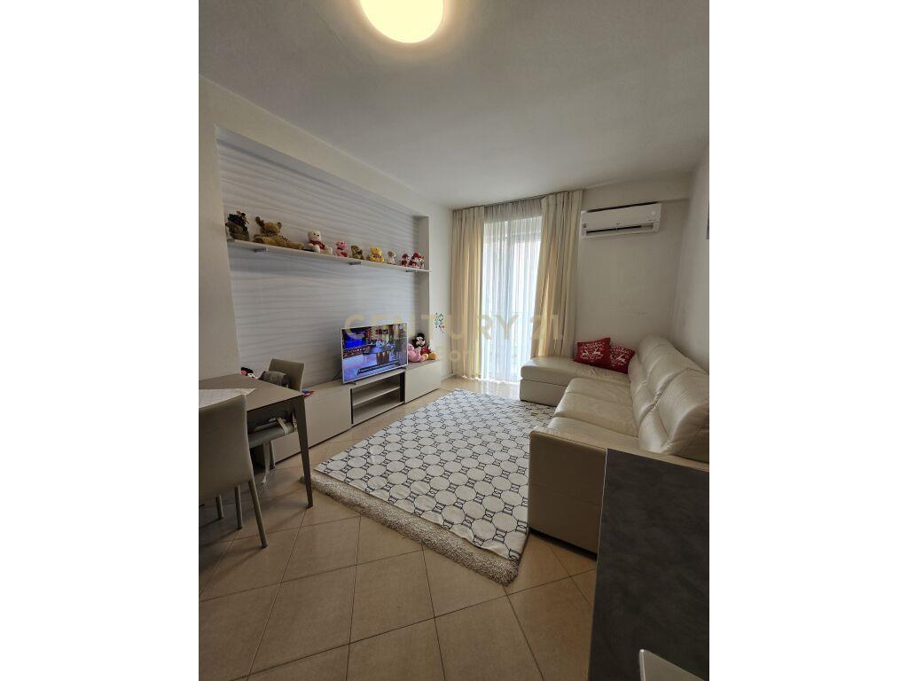 Apartament 2+1 me Verandë në Qendër të Durrësit!