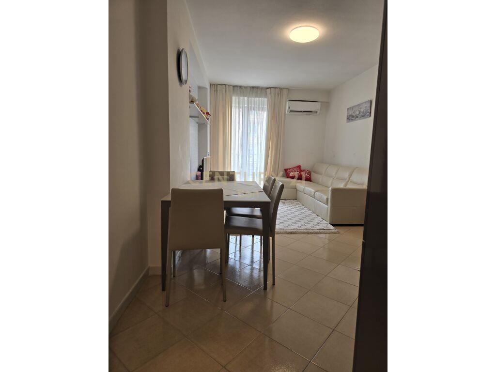 Apartament 2+1 me Verandë në Qendër të Durrësit!