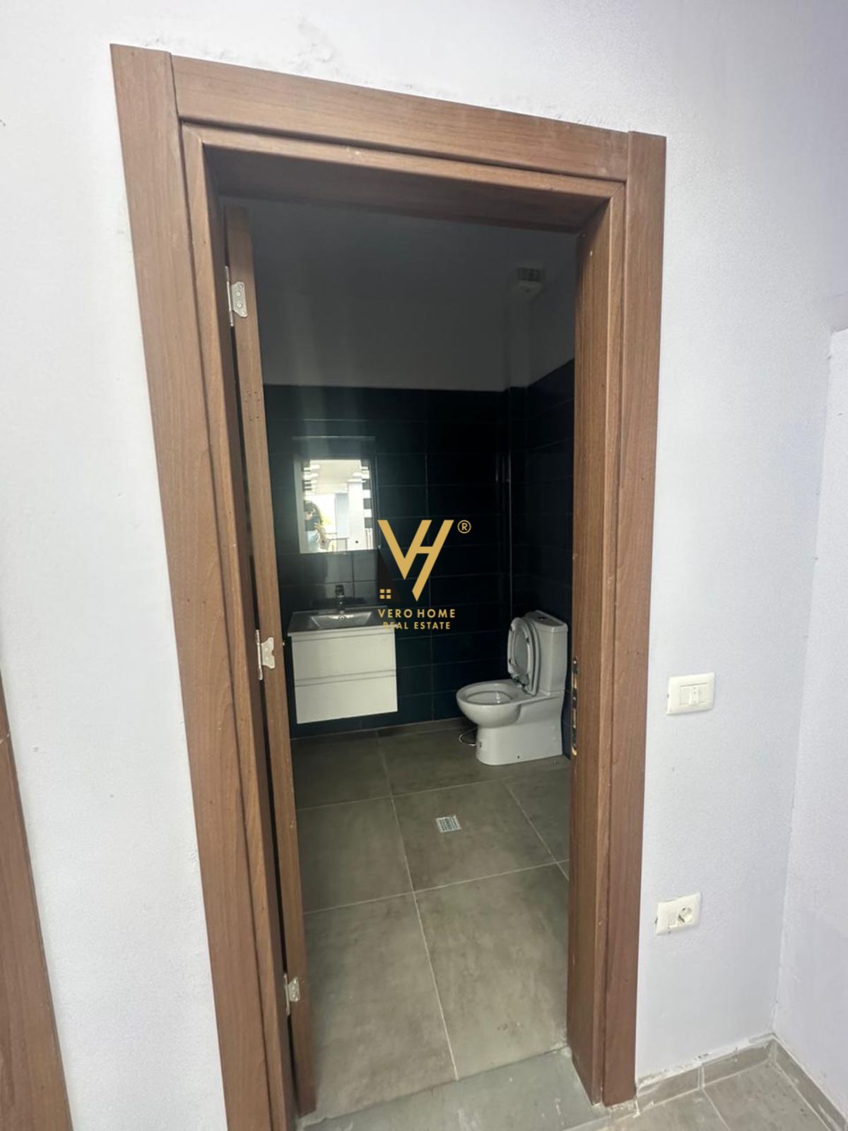 AMBIENT 350 M2 TE FAKULTETIT EKONOMIK 3.000 EURO