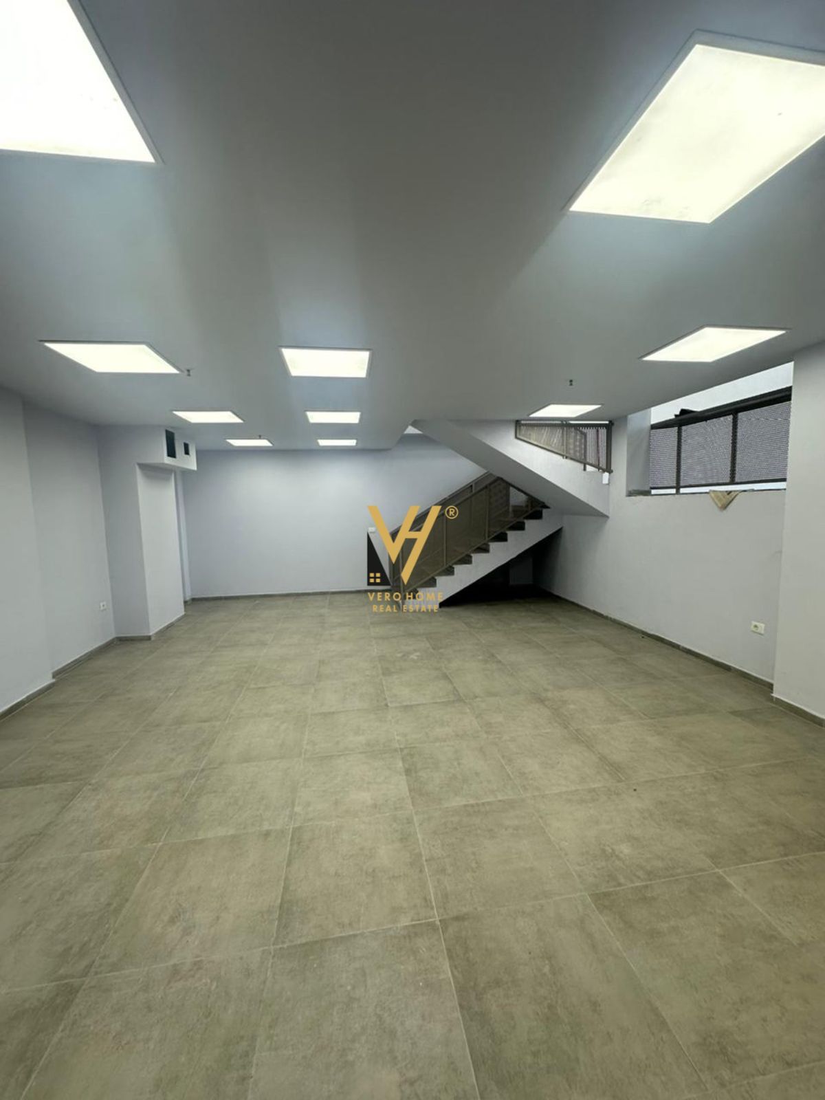 AMBIENT 350 M2 TE FAKULTETIT EKONOMIK 3.000 EURO