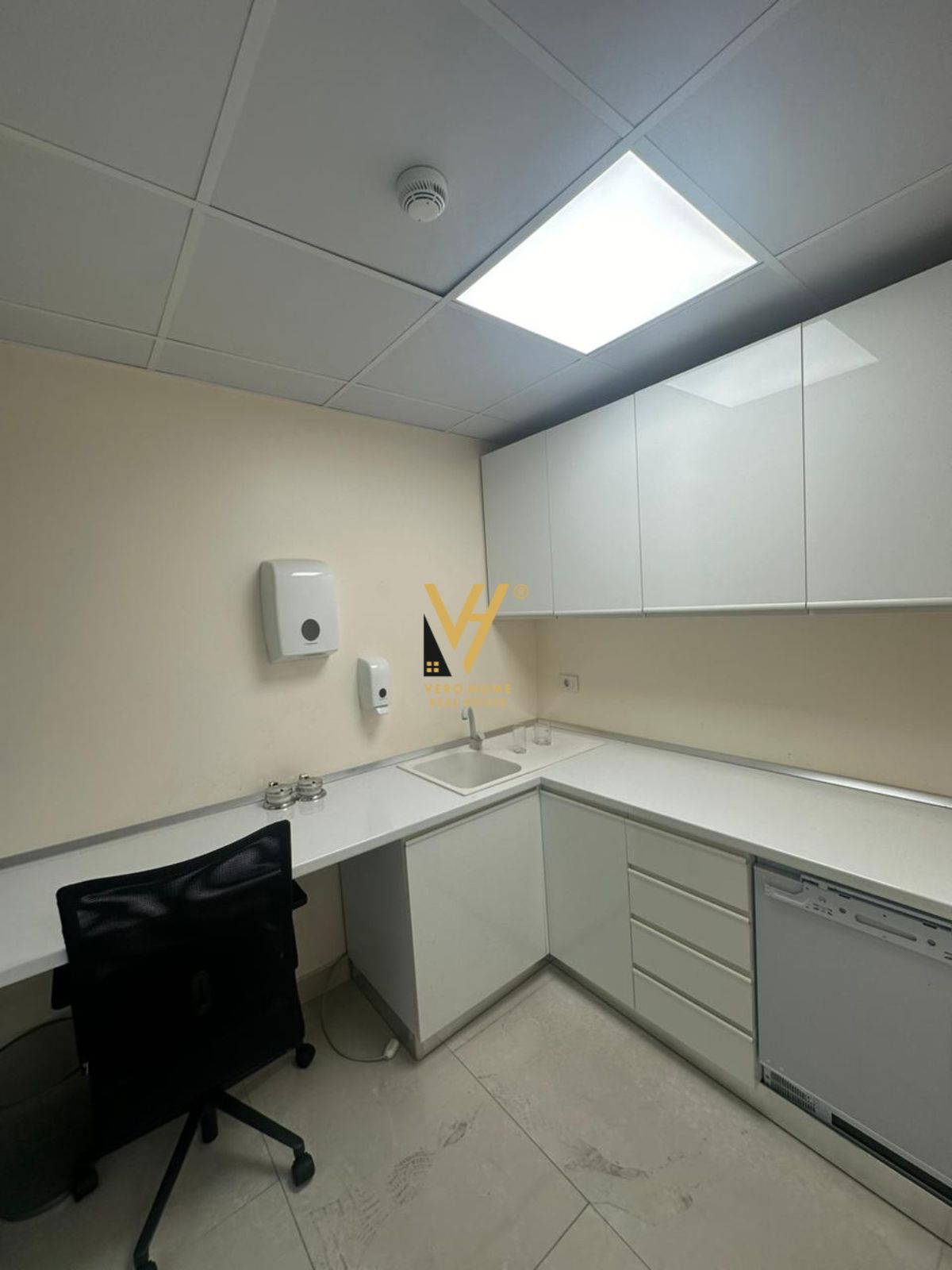 ZYRE 122 M2 FAKULTETIT EKONOMIK 1.700 EURO