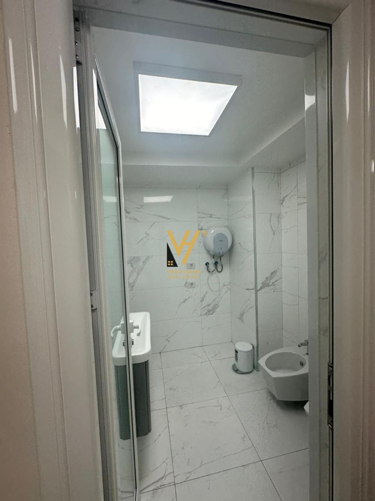 ZYRE 122 M2 FAKULTETIT EKONOMIK 1.700 EURO