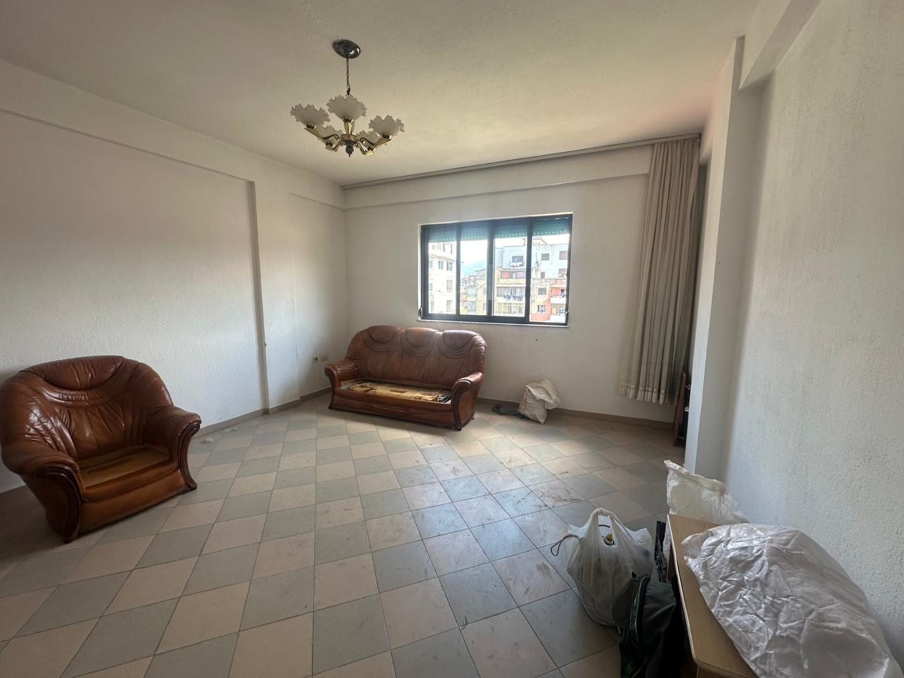 Shitet, Apartament 2+1+2, Rruga Dritan Hoxha, Tiranë