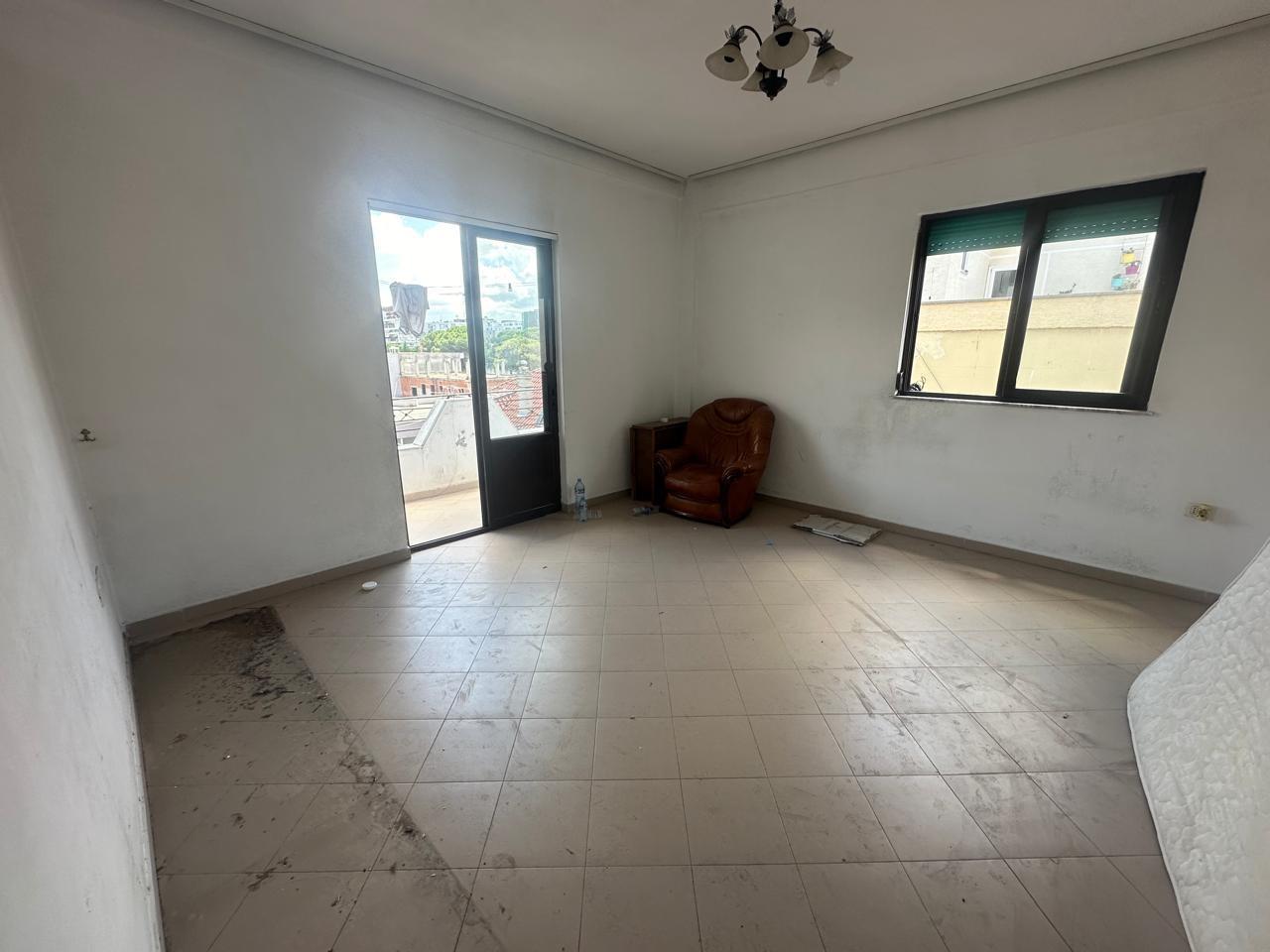 Shitet, Apartament 2+1+2, Rruga Dritan Hoxha, Tiranë