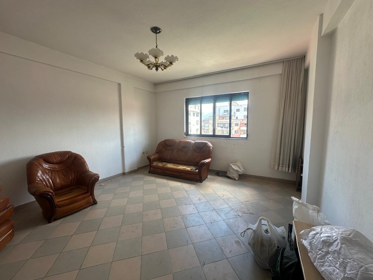 Shitet, Apartament 2+1+2, Rruga Dritan Hoxha, Tiranë