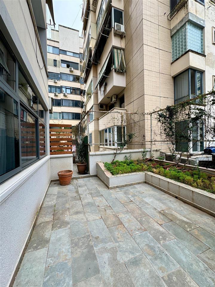 Shitet, Apartament 1+1,Air Albania, Tiranë.