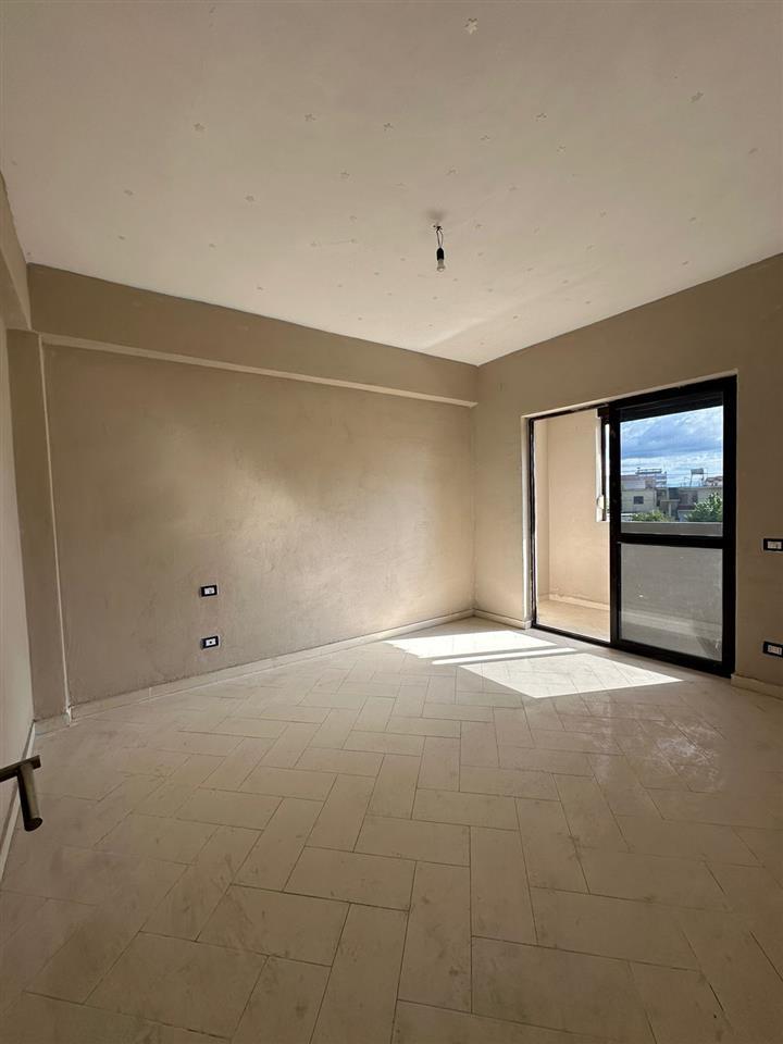 APARTAMENT PER SHITJE 3+1 STADIUMI DURRES!