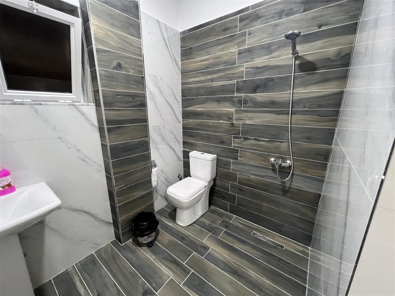 Dhoma me qera per familjare, 2min larg liqenit